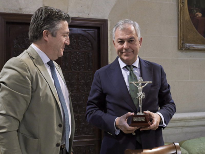 La Hermandad del Cachorro entrega al alcalde un recuerdo conmemorativo del Jubileo de las Cofradías de 2025.