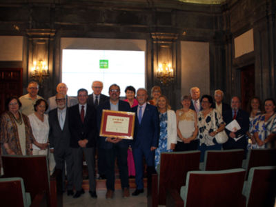 Homenaje a Cáritas Diocesana y su director José Miguel Carbajo Selle, galardonados con el Aldabón de Sevilla por su contribución caritativa.