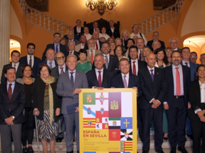 El Salón Colón del Ayuntamiento de Sevilla acoge la apertura del XV Encuentro de Casas Regionales, con epicentro en el Prado de San Sebastián.