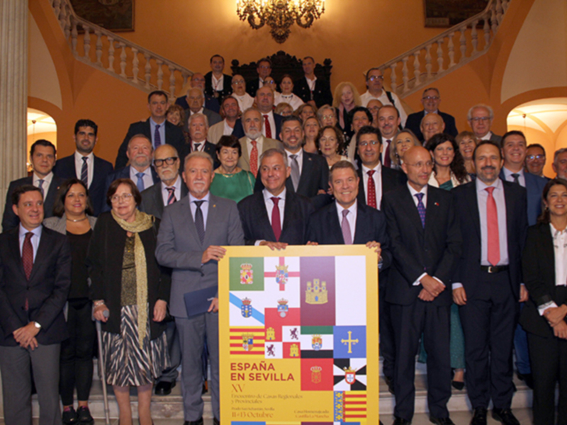 El Salón Colón del Ayuntamiento de Sevilla acoge la apertura del XV Encuentro de Casas Regionales, con epicentro en el Prado de San Sebastián.
