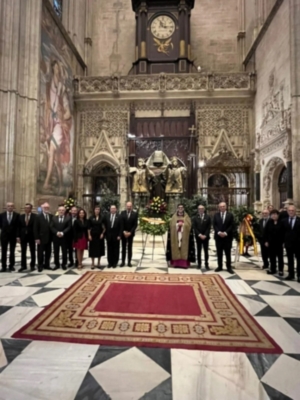 Sevilla conmemora el Día de la Hispanidad con actos religiosos y un tributo a Cristóbal Colón en la Catedral.