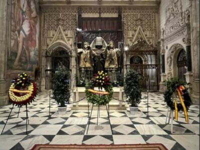 El Cabildo de la Catedral honra a Cristóbal Colón en el Día de la Hispanidad con un acto solemne en su tumba.
