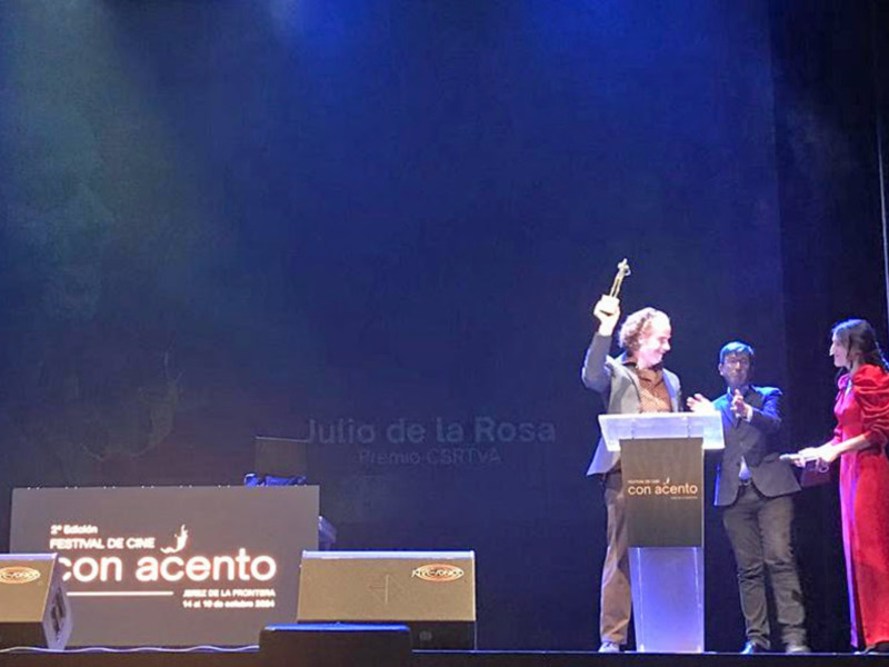 Julio de la Rosa recibe el Premio CSRTV en la Gala de Clausura del Festival de Cine "Con Acento" de Jerez