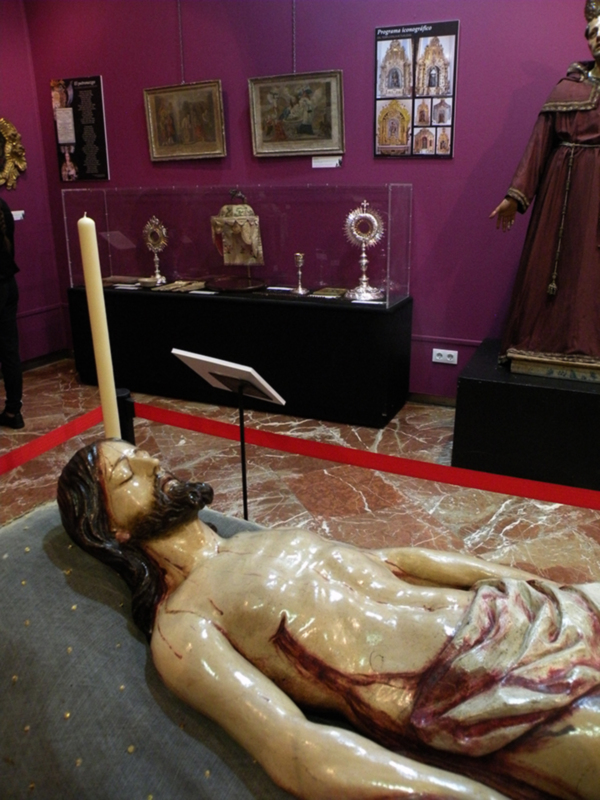 La Hermandad del Santo Entierro de Arahal presenta cuatro siglos de historia franciscana en el Círculo Mercantil.