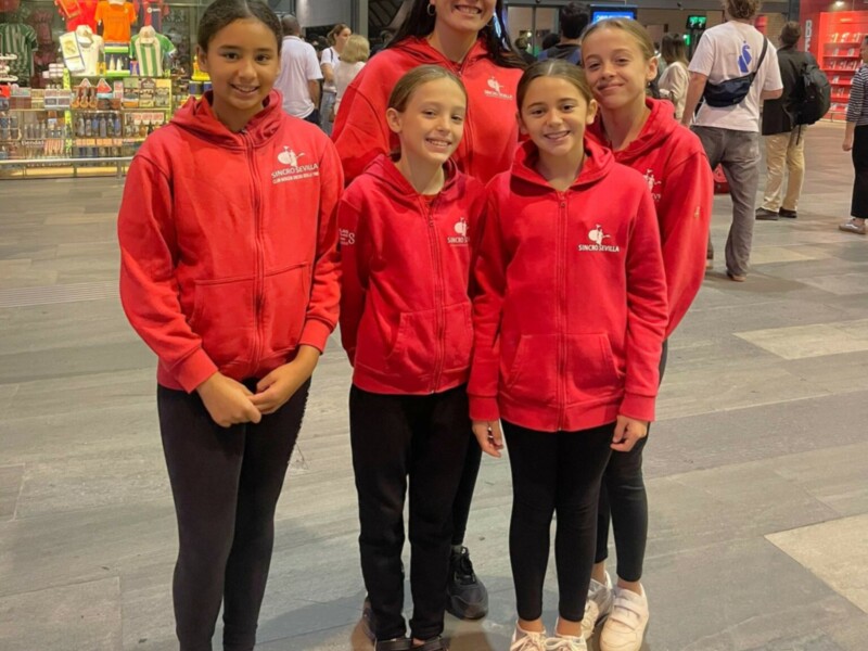 Quinteto del Club Natación Sincro Sevilla con el equipo nacional
