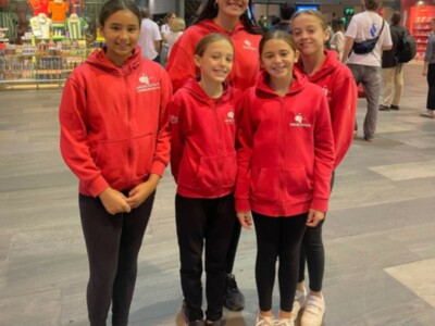 Quinteto del Club Natación Sincro Sevilla con el equipo nacional