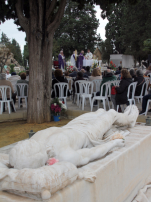  Monseñor José Ángel Saiz Meneses preside la misa en el Cementerio de San Fernando de Sevilla 