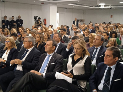  El primer cartel escultórico de la Cabalgata de Reyes Magos fusiona arte , tradición y  sevillana.