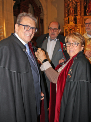 Nuevos miembros se unen a la Asociación Amigos de la Capa en un emotivo acto en la Catedral de Sevilla