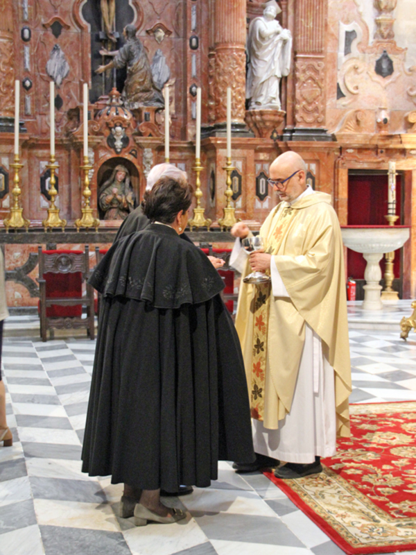 Misa, bendición y convivencia: homenaje de los Amigos de la Capa a San Martín en Sevilla