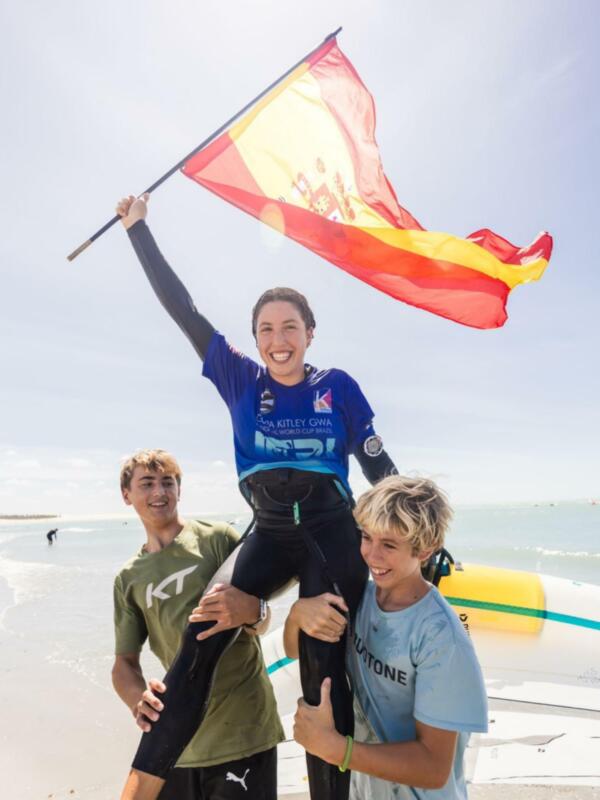 El Náutico Sevilla brilla en la Copa del Mundo de wingfoil con Nía Suardíaz
