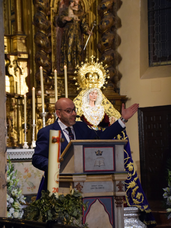 Una noche de oración y arte en la Exaltación de la Virgen de la Esperanza en Alcalá del Río