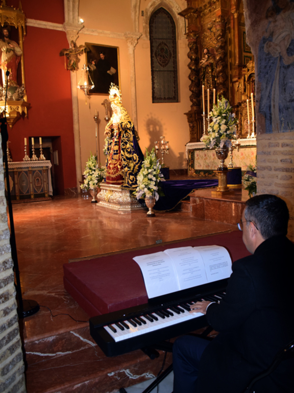 Juan Velasco Zambrano emocionado con su pregón en la XXIX Exaltación de la Esperanza de Alcalá del Río