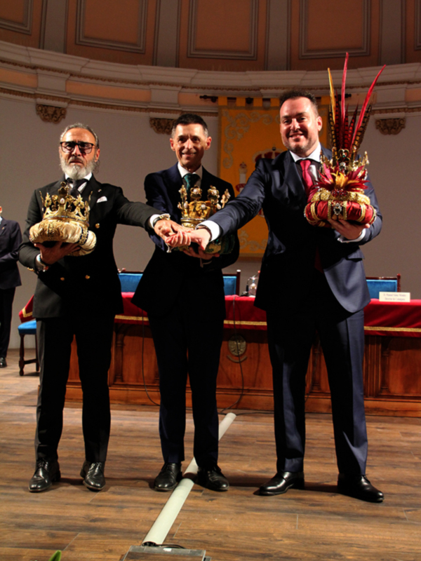 El Teatro Central de Capitanía se llena de magia con la entrega de coronas a los Reyes Magos