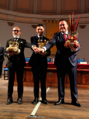 El Teatro Central de Capitanía se llena de magia con la entrega de coronas a los Reyes Magos