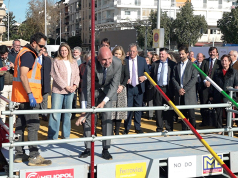  Por Primera Vez, la Portada de la Feria de Abril de Sevillas se Monta Tras la Navidad