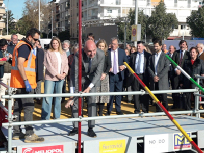  Por Primera Vez, la Portada de la Feria de Abril de Sevillas se Monta Tras la Navidad