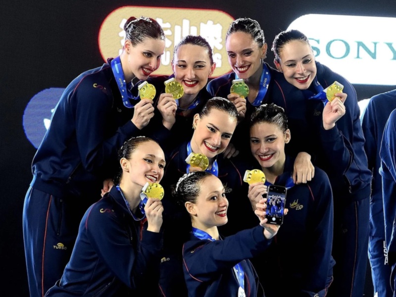 La Copa del Mundo comienza con doble oro para el Club Natación Sincro Sevilla