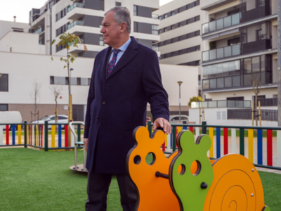 El alcalde José Luis Sanz visita la nueva zona infantil y de esparcimiento en Sevilla Este