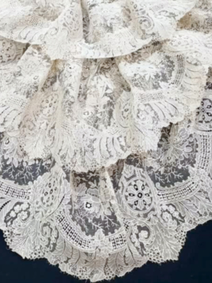  Encajes históricos del siglo XIX, nueva joya en el patrimonio de la Virgen de la Esperanza de Alcalá del Río