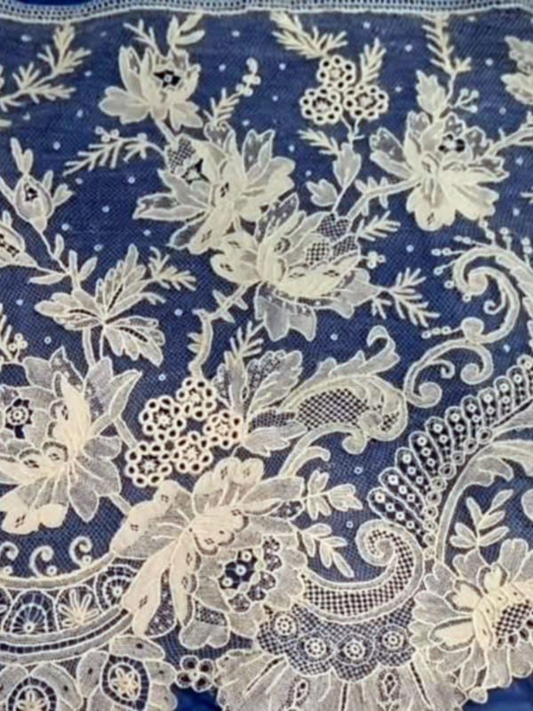  El ajuar de la Virgen de la Esperanza de Alcalá del Río se engrandece con encajes del siglo XIX y un fajín hebraico