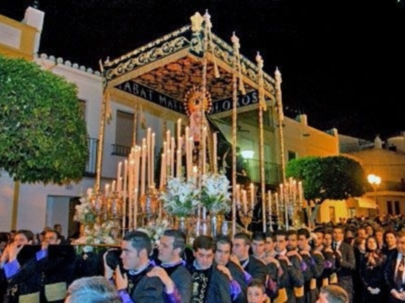  La Virgen de la Soledad protagoniza la procesión de la “bajada” en vísperas de Semana Santa en Alcalá del Río