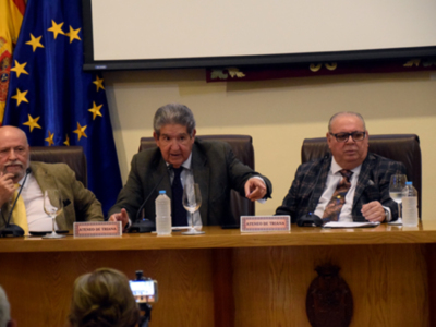 Abogados y cofrades reflexionan sobre la Semana Santa en un encuentro único en Sevilla