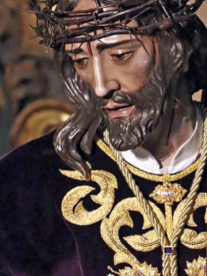  El Nazareno de los ilipenses, aún más radiante ,  nueva túnica bordada para el Señor de la Cruz