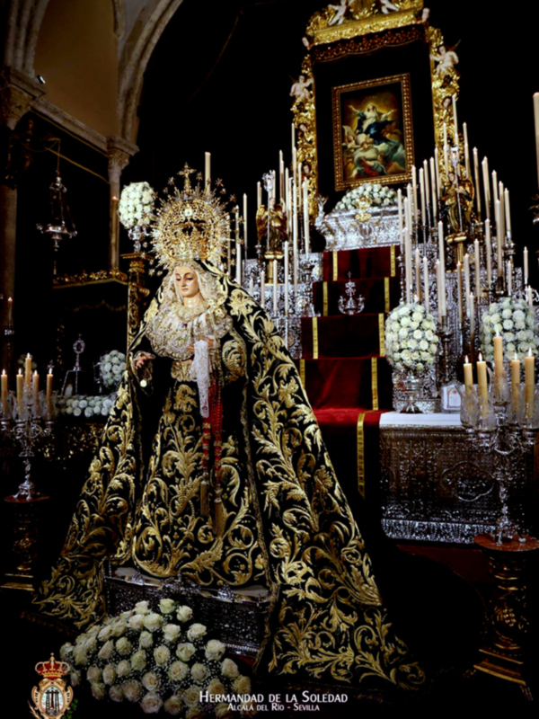 Miles de súplicas y miradas para la Virgen de los Dolores en su día grande en Alcalá del Río