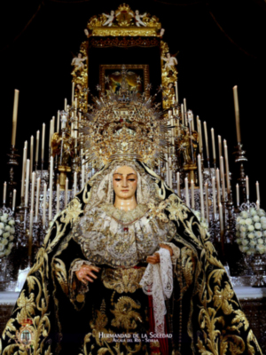  La Reina de Alcalá del Río baja al Presbiterio para recibir el amor de su pueblo