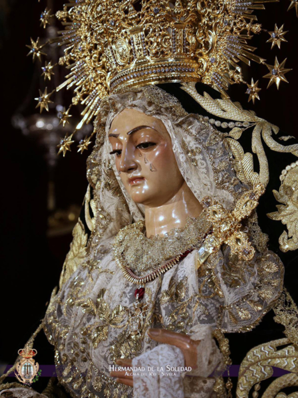  La Soledad Coronada abre su corazón en el Besamanos del Viernes de Dolores en Alcalá del Río