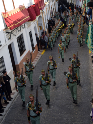 La Banda de Guerra de la Legión llena de marcialidad las calles andaluzas en Semana Santa de Alcalá del Río (Sevilla)