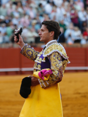 Lama de Góngora corta una oreja en la segunda de abono