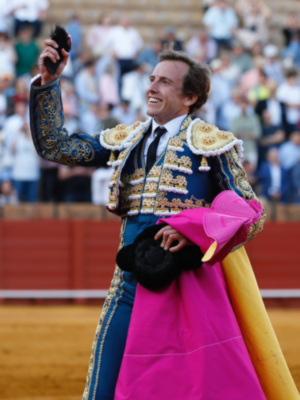 Román corta una oreja en la cuarta de abono