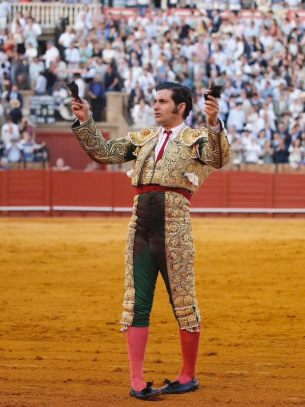 Morante corta dos orejas en la corrida de los sevillanos