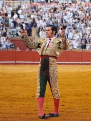 Morante corta dos orejas en la corrida de los sevillanos