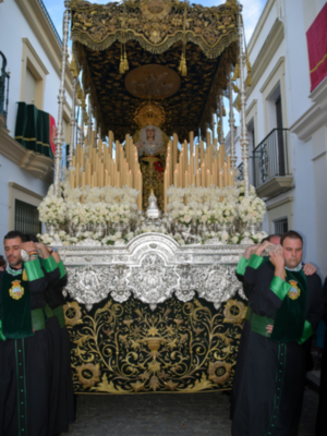  El manto del torero Reverte y la saya de Rodríguez Ojeda, joyas históricas en la Virgen de las Angustias de Alcalá del Río
