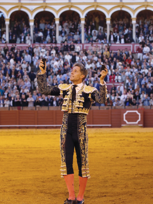 Escribano corta dos orejas en la de Victorino
