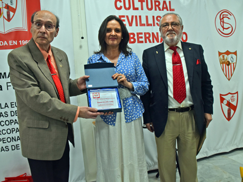  Ángeles y Manuel Barrera reciben el reconocimiento de la Peña tras un acto lleno de arte y emoción