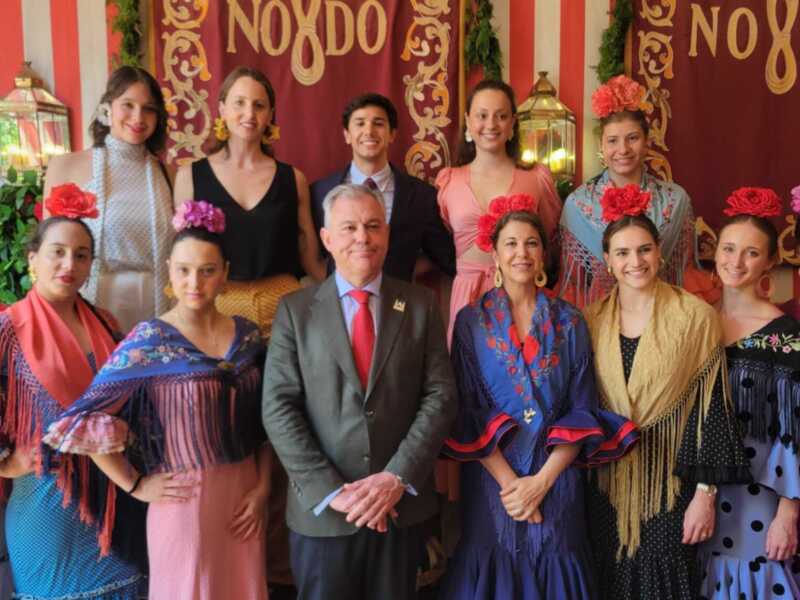 Alisa Ozhogina y Marina García Polo, Medalla de oro de la Provincia de Sevilla, ejercen de anfitrionas de la selección en la Feria