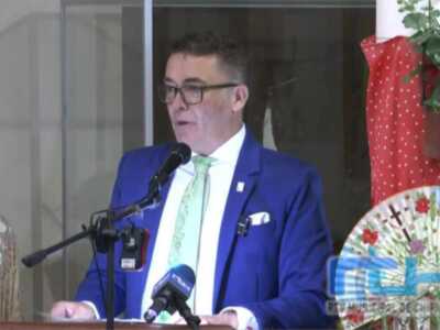 Agustín del Moral dedicó un emocionante pregón de las Cruces de Mayo a Sema Miranda por su labor en la recuperación de esta tradición 