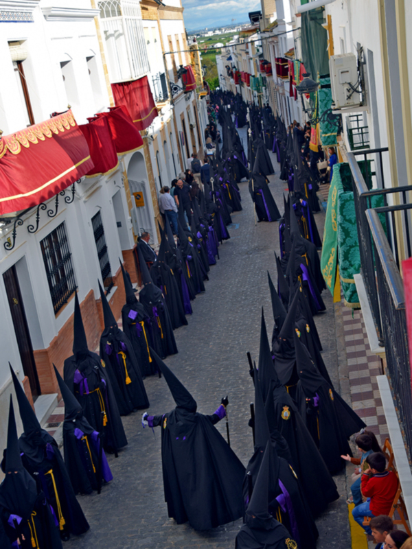  La Hermandad de la Soledad emociona a Alcalá del Río con un desfile cargado de historia y fervor