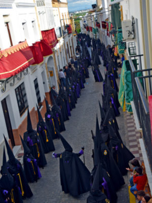  La Hermandad de la Soledad emociona a Alcalá del Río con un desfile cargado de historia y fervor