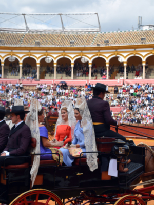 Carruajes centenarios, mantillas blancas y excelencia ecuestre llenan de historia la Maestranza
