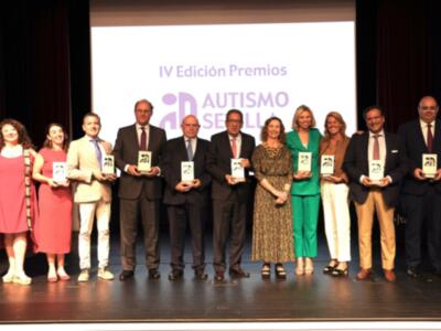 Marina Bernal hija adoptiva de chipiona recibe el premio Premios Autismo Sevilla al compromiso personal 