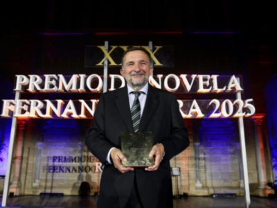 Sergio Vila-Sanjuán ganador del Premio de Novela Fernando Lara 2025por Misterio en el Barrio Gótico