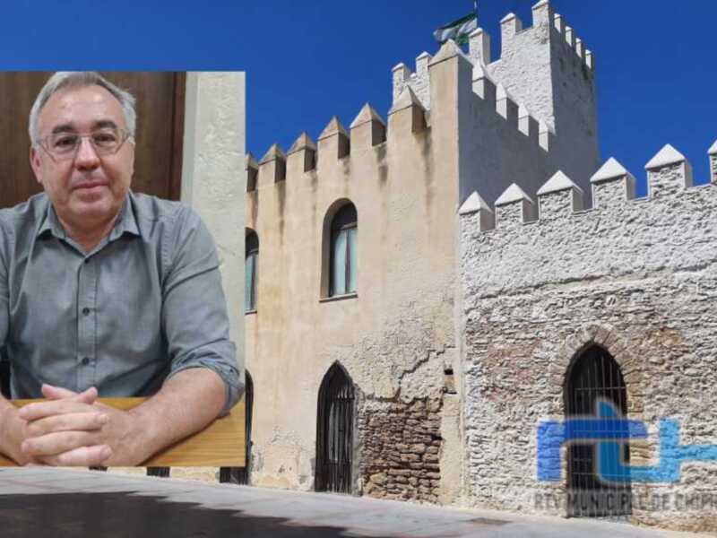 Pepe Mellado informa de los preparativos para el inicio de las obras de rehabilitación de la fachada este del Castillo de Chipiona   