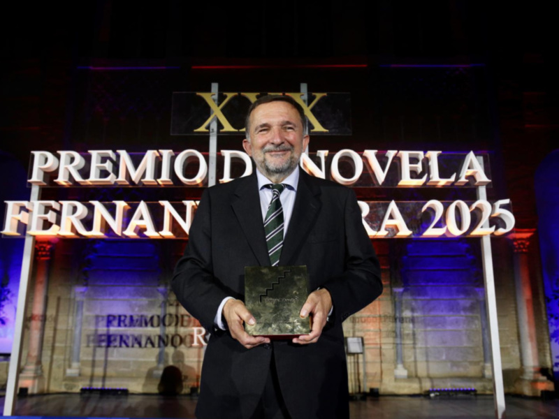 Sergio Vila-Sanjuán ganador del Premio de Novela Fernando Lara 2025por Misterio en el Barrio Gótico
