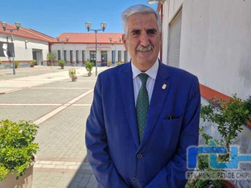 Luis Mario Aparcero informa de actuaciones en la oficina de atención el ciudadano, la calle Lisa y el acceso a la playa de Camarón   