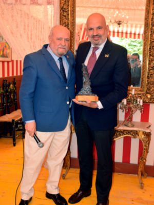  Esculturas con alma flamenca para quienes engrandecen Sevilla desde la cultura, las fiestas y la defensa